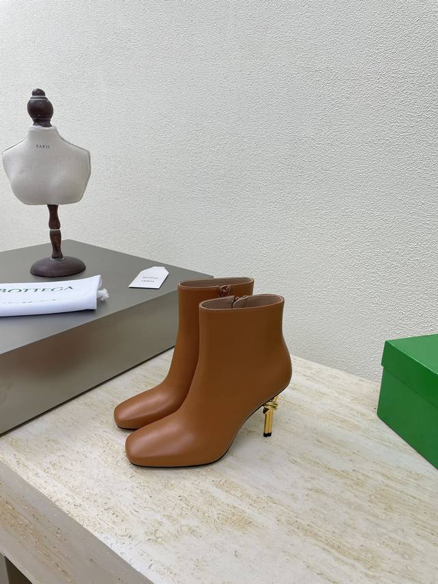 Bv Knot系列金属跟短靴 棕色头层小牛皮 这款方头短靴简直Bv最新天花板啦 3彩色百搭 金属麻花跟 为了稳固耐穿特意采用特殊工艺 消除心理阴影 耐穿舒适 手