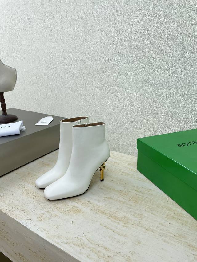 Bv Knot系列金属跟短靴 盐白头层小牛皮 这款方头短靴简直Bv最新天花板啦 3彩色百搭 金属麻花跟 为了稳固耐穿特意采用特殊工艺 消除心理阴影 耐穿舒适 手