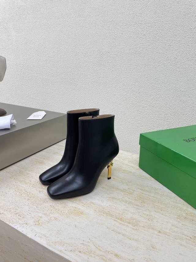 Bv Knot系列金属跟短靴 黑色头层小牛皮 这款方头短靴简直Bv最新天花板啦 3彩色百搭 金属麻花跟 为了稳固耐穿特意采用特殊工艺 消除心理阴影 耐穿舒适 手