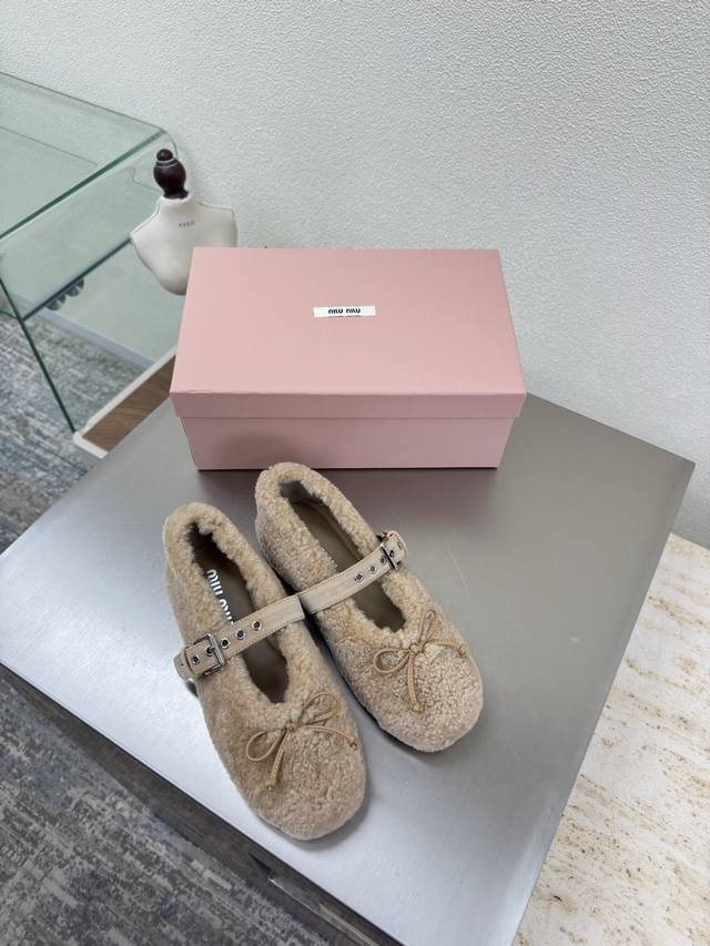 玛丽珍 纯羊毛平底 包子鞋 Miu'miu 羊卷毛鞋面设计 平底设计 系列 Miu'miu 经典舒适 制作 原版一致 成型大底 高版本 面料 原生羊卷毛 内里