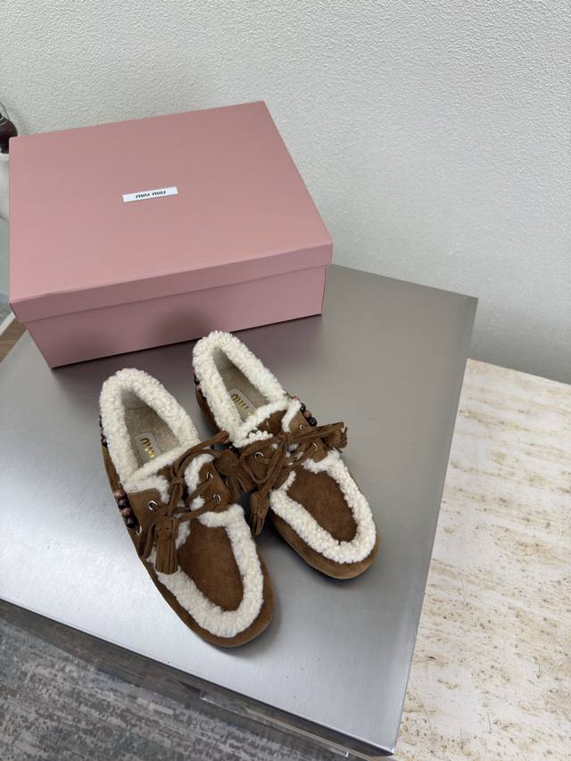 羊毛里复古木珠装饰 Miu'miu 乐福鞋 土黄色 高丝光牛反绒皮 平底设计 系列 Miu'miu 经典舒适 制作 原版一致 成型大底 高版本 面料 高丝光牛反