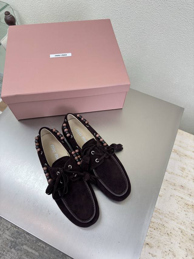 复古木珠装饰 Miu'miu 乐福鞋 深咖啡色 高丝光牛反绒皮 平底设计 系列 Miu'miu 经典舒适 制作 原版一致 成型大底 高版本 面料 高丝光牛反绒皮