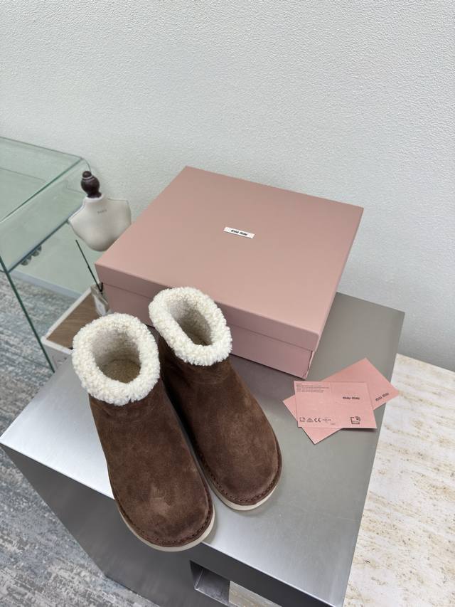 雪地靴 厚底 Miu'miu 浅咖啡色高丝光牛反绒皮 羊卷毛内里 厚底 设计 系列 Miu'miu 经典舒适 制作 原版一致 成型大底 高版本 面料 头层牛反绒
