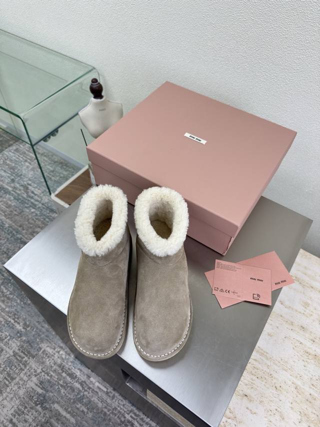 雪地靴 厚底 Miu'miu 驼色高丝光牛反绒皮 羊卷毛内里 厚底 设计 系列 Miu'miu 经典舒适 制作 原版一致 成型大底 高版本 面料 头层牛反绒 牛