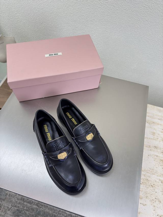 金币系列 Miu'miu 乐福鞋 黑色擦色牛皮油边工艺 平底设计 系列 Miu'miu 经典舒适 制作 原版一致 成型大底 高版本 面料 擦色牛皮 内里 小羊皮