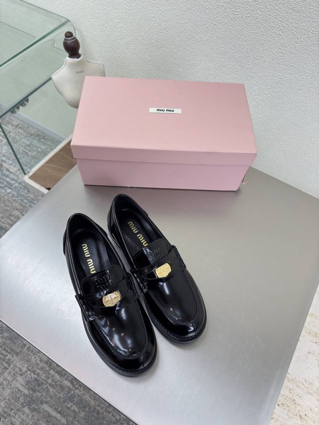 金币系列 Miu'miu 乐福鞋 黑色开边朱 牛皮油边工艺 平底设计 系列 Miu'miu 经典舒适 制作 原版一致 成型大底 高版本 面料 擦色牛皮 内里 小
