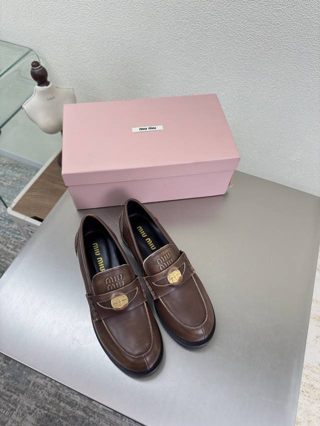 金币系列 Miu'miu 乐福鞋 擦色小牛皮油边工艺 平底设计 系列 Miu'miu 经典舒适 制作 原版一致 成型大底 高版本 面料 擦色牛皮 内里 小羊皮