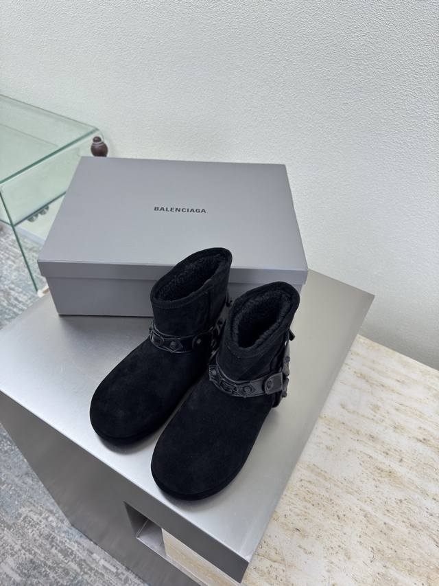 雪地靴 Balenciag 厚底 羊毛里 黑色高丝光牛反绒皮 内里 绵羊毛里 羊毛里设计 巴黎世家 经典 顶级版本 全部对版材料 继续着Demna式的对主流华丽