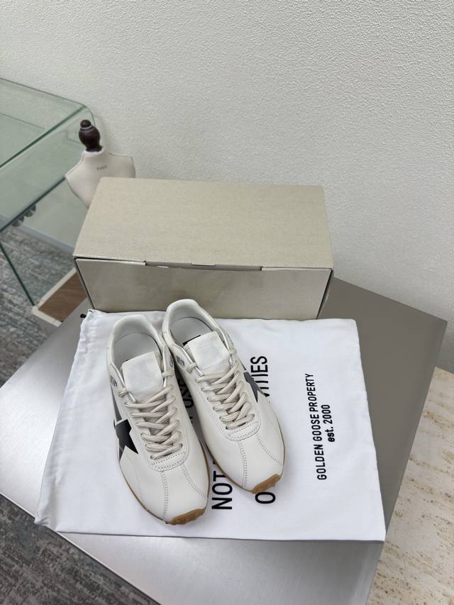 情侣款阿甘鞋 Ggdb 25Ss情侣款阿甘鞋 鞋 街头潮酷风 男款10 米白色小牛皮 Ggdb 25Ss情侣款阿甘鞋也太好嗑啦！ 独特的做旧设计搭配经典的星星元