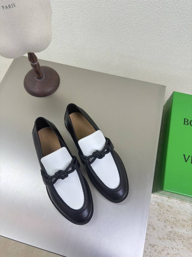 皮扣款单鞋 Bottega Venet* 女士Astaire乐福 单鞋 原版一比一做法 一致结绳皮扣 熊猫色 当今流行的又一趋势 天花板啦 最全色百搭 精致平底