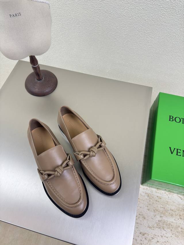 皮扣款单鞋 Bottega Venet* 女士Astaire乐福 单鞋 原版一比一做法 一致结绳皮扣 卡其色 当今流行的又一趋势 天花板啦 最全色百搭 精致平底