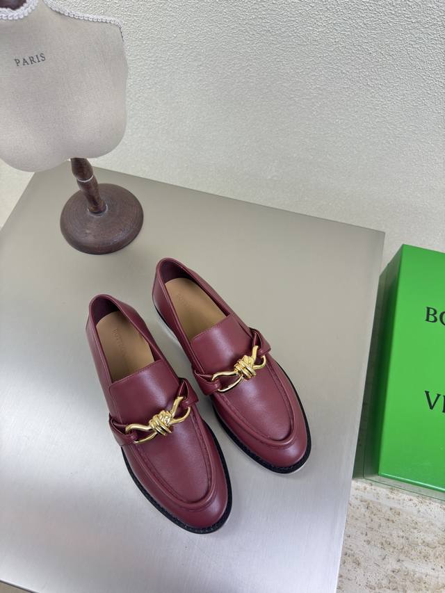 Bottega Venet* 女士Astaire乐福 单鞋 原版一比一做法 一致结绳五金配饰 酒红色 当今流行的又一趋势 天花板啦 最全色百搭 精致平底 包裹面