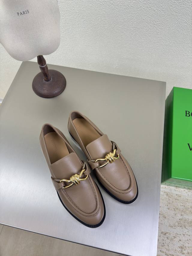 Bottega Venet* 女士Astaire乐福 单鞋 原版一比一做法 一致结绳五金配饰 卡其色 当今流行的又一趋势 天花板啦 最全色百搭 精致平底 包裹面