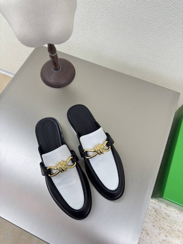 Bottega Venet* 女士Astaire乐福拖鞋 原版一比一做法 一致结绳五金 熊猫色 当今流行的又一趋势 天花板啦 最全色百搭 精致平底 包裹面料 同