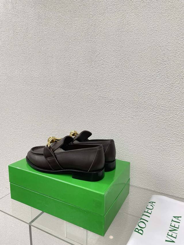 Bottega Venet* 女士Astaire乐福鞋 原版一比一做法 一致五金 咖啡色 当今流行的又一趋势 天花板啦 3色百搭 精致平底 包裹面料 同色跟皮