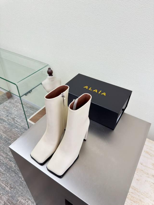 头层牛皮 内拉链短靴 面料包裹大底 方头 紧肤小腿 9Cm 跟高 靴子 Alaia 来自巴黎 一见倾心 米白色头层牛皮 阿莱娅还有另外性感的一面 配上不同款式，
