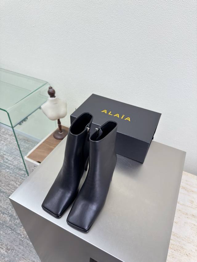 头层牛皮 内拉链短靴 面料包裹大底 方头 紧肤小腿 9Cm 跟高 靴子 Alaia 来自巴黎 一见倾心 黑色色头层牛皮 阿莱娅还有另外性感的一面 配上不同款式，