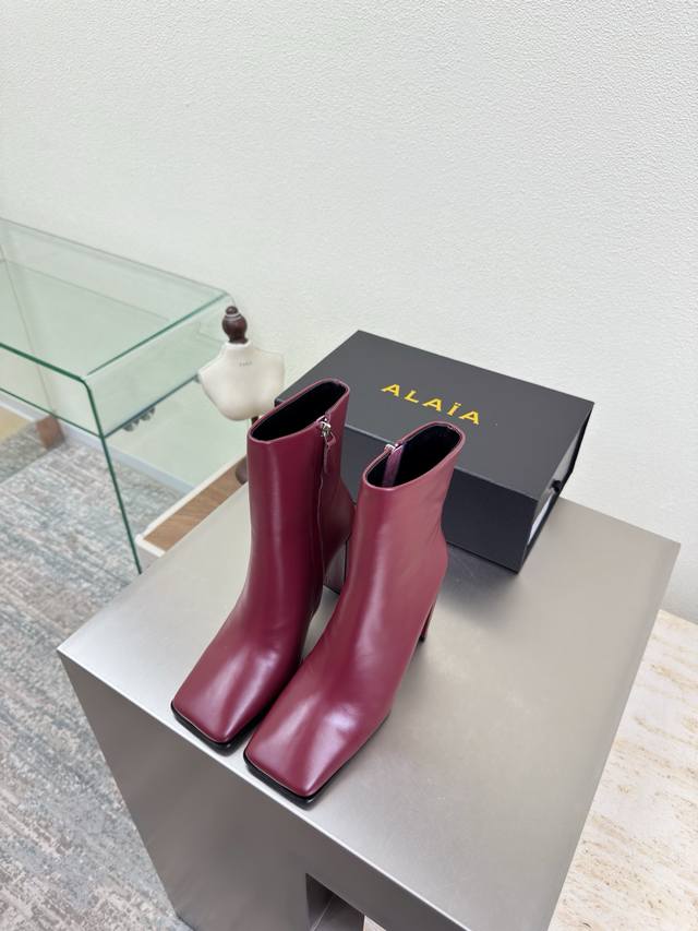 头层牛皮 内拉链短靴 面料包裹大底 方头 紧肤小腿 9Cm 跟高 靴子 Alaia 来自巴黎 一见倾心 酒红色头层牛皮 阿莱娅还有另外性感的一面 配上不同款式，