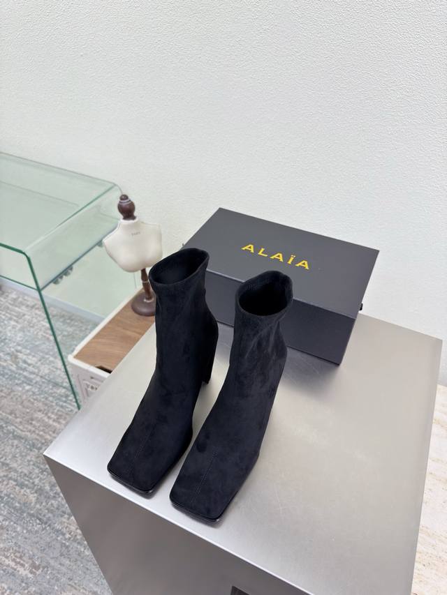 一脚蹬弹力靴 材质 面料包裹大底 方头 紧肤小腿 9Cm 跟高 靴子 Alaia 来自巴黎 一见倾心 绒面 黑色弹力材质 阿莱娅还有另外性感的一面 配上不同款式