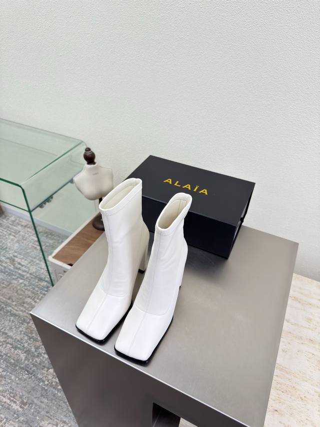 一脚蹬弹力靴 材质 面料包裹大底 方头 紧肤小腿 9Cm 跟高 靴子 Alaia 来自巴黎 一见倾心 白色弹力材质 阿莱娅还有另外性感的一面 配上不同款式，不同
