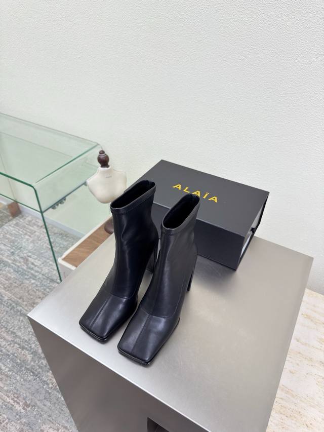 一脚蹬弹力靴 材质 面料包裹大底 方头 紧肤小腿 9Cm 跟高 靴子 Alaia 来自巴黎 一见倾心 黑色弹力材质 阿莱娅还有另外性感的一面 配上不同款式，不同