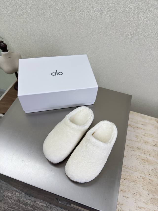 Alo 毛毛拖鞋 羊毛 白色毛毛 撞我心巴上了呀最近越来越喜欢冷门鞋子了还有就是这双脚感很舒服 上脚特别百搭，很轻脚真的无敌喜欢这双#复古德训鞋 #超级舒服的德