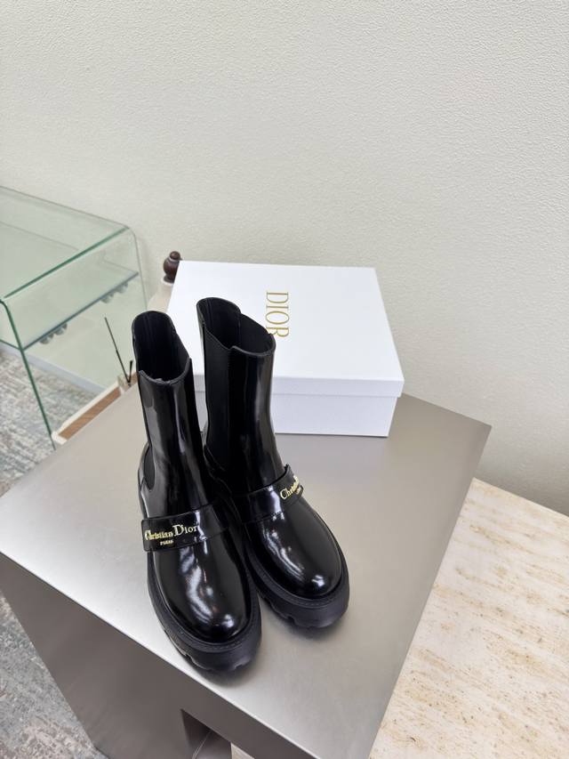 切尔西松紧靴 Dior 厚底 金属字母Logo装饰 短靴 原版一致 黑色小牛漆皮 质感满满 小牛皮 鞋型升级到极致脚感 超级美 今年必不可少的时尚单品 D-Do