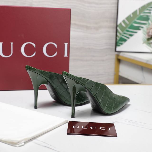 Gucci最高版本！ ／2025夏季新款 代购级别，顶级品质！ 原版购入1:1顶级复刻！ 材质和Y版一致 相当有质感 可以对比Zg无差距 这款高跟凉鞋现已成为品