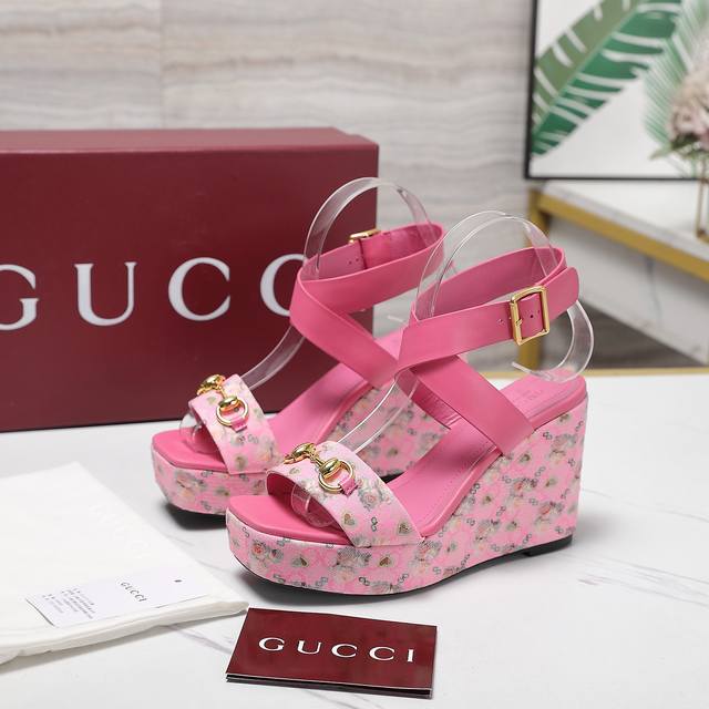 Gucci2025古奇夏季最新马衔扣凉鞋 这款女士金色调配件印花融合，彰显品牌传承，尽显别样魅力。采用精致羊皮打造，设计优雅而不失随性，是暖季造型的清爽理想单品