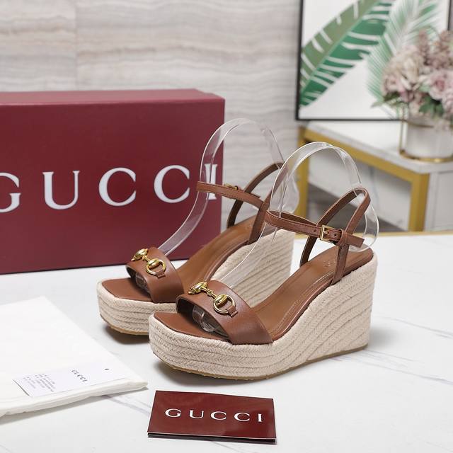 Gucci2025古奇夏季最新马衔扣凉鞋 这款女士金色调配件印花融合，彰显品牌传承，尽显别样魅力。采用精致羊皮打造，设计优雅而不失随性，是暖季造型的清爽理想单品