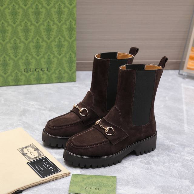 2025 最新爆款 Gucci短靴 乐福鞋，复古链条扣 胖嘟嘟的头型 非常的精 致，细节感满满。厚鞋底能很好的修饰腿型，无敌 鼎瘦又品高，人见人夸～经典款永不过