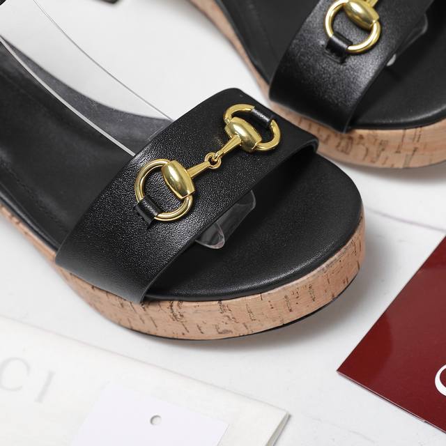 独家顶级版本 Gucci古*驰2025春夏最新爆款凉鞋系列 坡跟凉鞋 原单品质 原汁原味的欧式风格，上脚非常完美穿搭上配此鞋，优雅大方，晶莹剔透，无论种各配件材