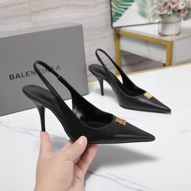 Balenciaga 2025经典双B扣系列单鞋 后空凉鞋全新上市 顶级版本，独家首发。 官方全新金属Bb扣春夏单鞋凉鞋系列：经典一代巴黎世家双B饰扣隆重上市，