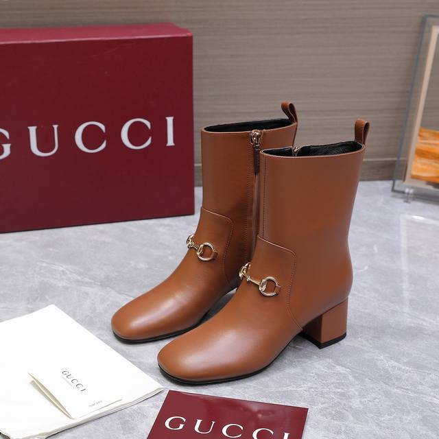 市场最高版本Gucci2025马衔扣弹力靴 古奇Gucci弹力羊皮短靴，靴子侧拉链设计 易穿易脱，上脚包裹性特别好！靴筒弹力羊皮非常贴脚！ 鞋面：羊皮鞋面+弹力