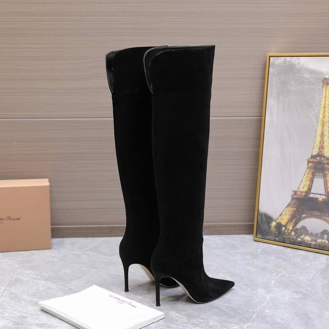 厂价 Gianvito Rossi25Wf新品尖头复古 过膝高跟弹力长靴 当意式匠心邂逅复古风潮 这款长靴便成了秋冬优雅的最佳注脚。 品牌延续家族传承的制鞋基因