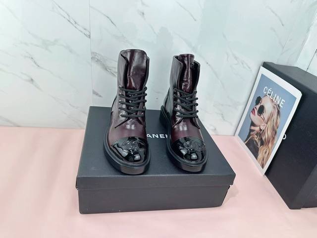 Chane*｜小香25K 双C拼色短靴 切尔粗跟西短靴 当切尔西靴的利落轮廓邂逅小香 这款短靴以拼色巧思与金属质感 重新定义秋冬的优雅与率性。 拼色的利落与双C