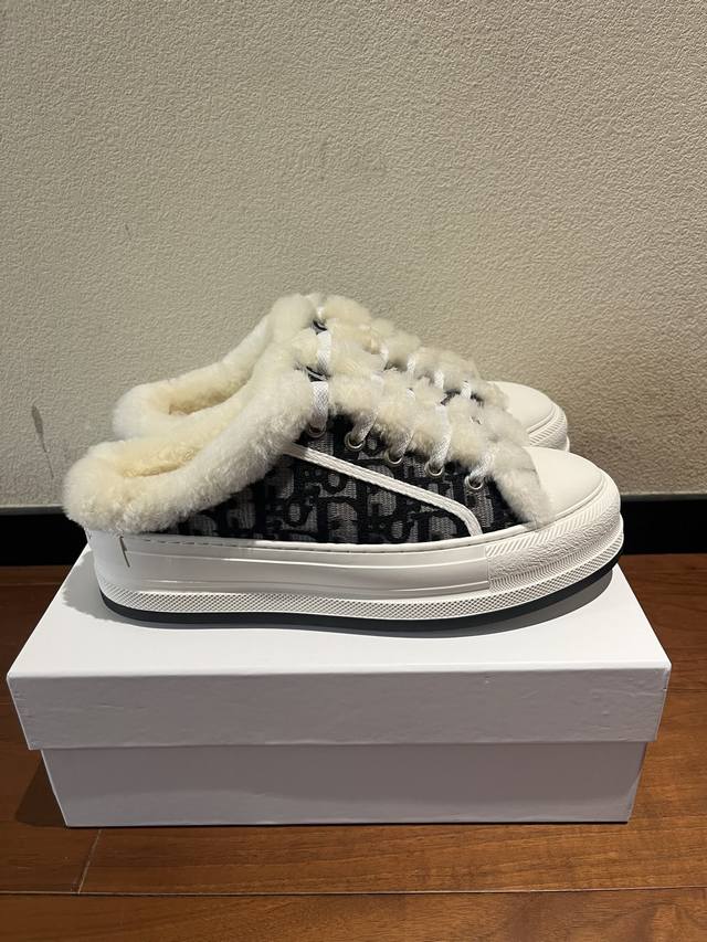 Dior 半拖真羊毛刺绣毛拖出货啦 Dior迪奥2025Walk'n系列 刺绣厚底帆布毛拖鞋 休闲运动鞋 原版购入开发 做货 这款 Walk'n'dior 厚底