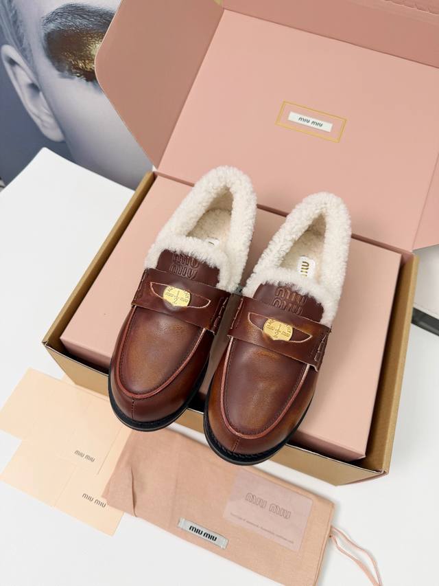 Miumiu 25Fw 金币乐福鞋 Miumiu 25Fw新款复古风金币乐福鞋 毛里款 乐福鞋各大品牌都在争相出品，而且对双脚又更多的包容性，而且相当百搭，看到