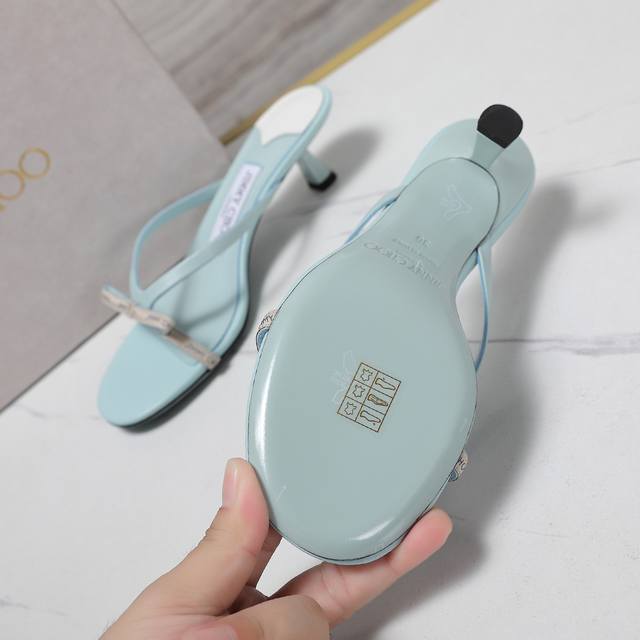 最高版本 Jimmy Cho*O｜吉米*周25Wf早春新品 矮跟凉拖鞋 我们家Jc一如既往品质优越 低调不失华丽 性感又不显张扬说的就是这款 上脚太好看了 鞋型