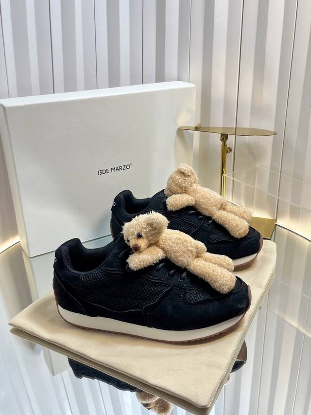 出厂： 13Demarzo 小众潮牌 25Vs 早秋最新爆款休闲系列 圆头小熊休闲鞋 鞋子和小熊居然也能搭配到了一起，软萌可爱的小熊通过弹力纽扣固定 很牢固 不