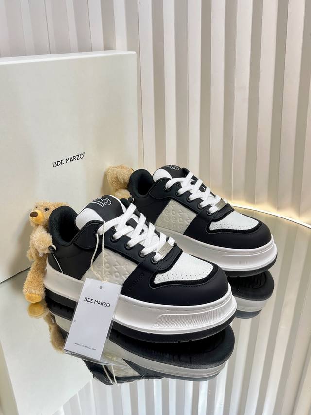 Demarzo 小众潮牌 25Vs 最新爆款休闲系列 圆头厚底休闲鞋 鞋子和小熊居然也能搭配到了一起，软萌可爱的小熊通过弹力纽扣固定 很牢固 不易脱落 拼接的帮
