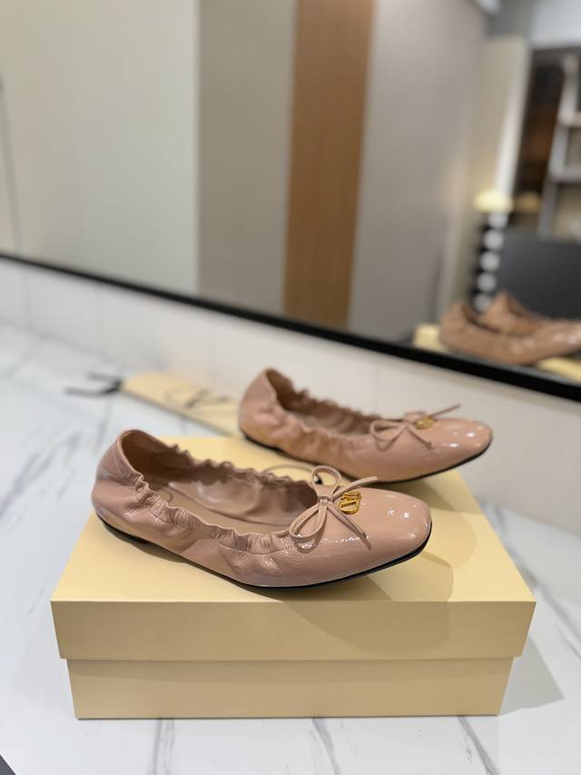 出厂价pp： 代购级品质 Vt25新款蝴蝶结Vlogo单鞋芭蕾舞鞋 这双 跳舞鞋 真的美到窒息！每一个细节都散发着高级上脚舒适又显气质，妥妥的仙女必备！ 专柜同