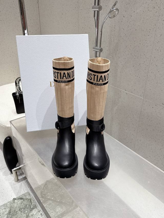 出厂 Dior 迪奥 Cd 2025秋冬 短靴 中筒靴 长靴 Dior 迪奥 Cd2025秋冬最新色高定海报款D-Major电绣拼色字母Logo 圆头中筒 飞织