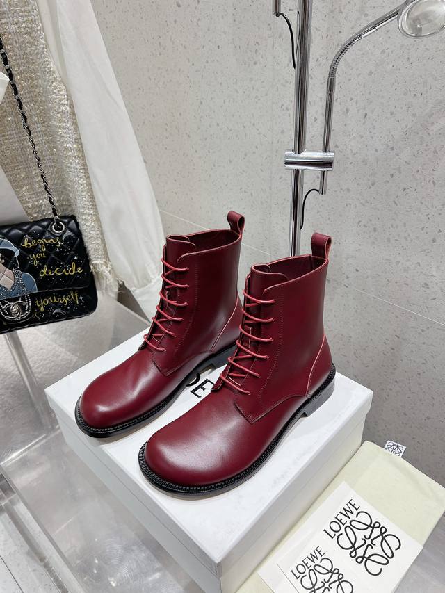 出厂 Loewe 罗意威 秋冬新款 绑带圆头牛皮平底时装靴短靴 简约大气时髦 耐看不过时 是时尚圈永不退潮的经典所在 复古的英伦风格 让你穿出不一样的气质.对版