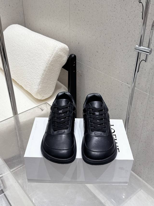 高版本 Loewe 罗易威 情侣款德训鞋 小白鞋 饼干鞋 小红书好物推荐；实在是太美太好穿太舒服太百搭啦 很轻便，逛街暴走零压力，配都Ok 原版牛皮面料，羊皮内