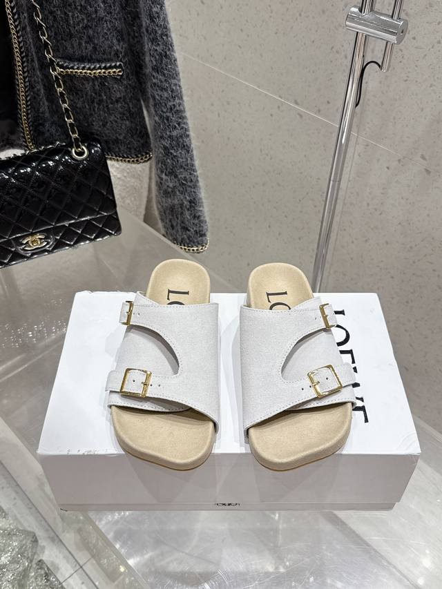 出厂 Loewe 罗意威 25Ss夏季新款拖鞋 火爆新款 配合整体原版楦型，时尚而个性好穿 颜色超赞 面料:高丝光牛反绒 内里：吸汗透气牛绒 垫脚：吸汗透气牛绒