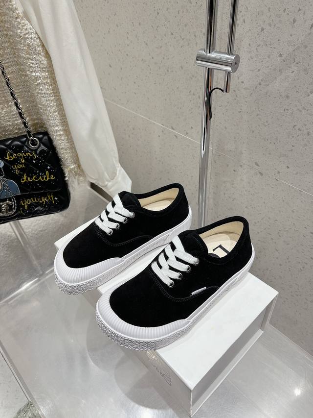 代购级 Loewe 罗意威 新款 Terra Vulca系带运动鞋大头鞋硫化鞋 搭配硫化橡胶鞋底和不对称的厚实鞋头 宽楦款 四分之一处饰有Loewe 标志标签*