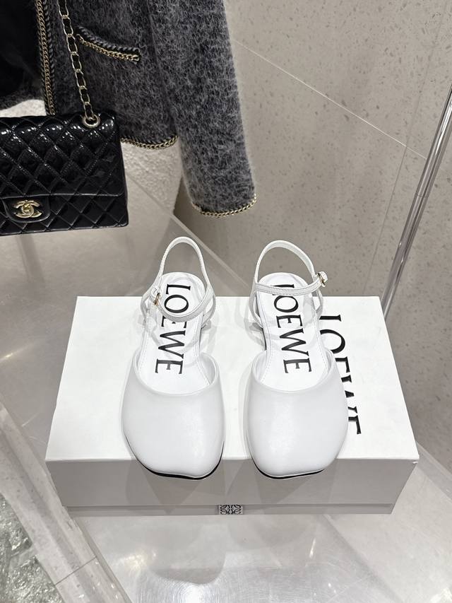 代购级 罗意威Loewe2025春夏最新款时装凉鞋 今年超火的品牌 好多明星网红时尚博主种草 喜欢这种风格的小仙女必须要入手哦！ 鞋面采用进口小牛皮 内里混种羊