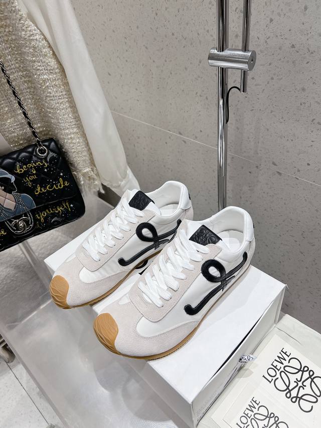 Loewe罗意威阿甘鞋、德训鞋、运动鞋 小红书好物分享；实在是太美太好穿太舒服太百搭啦 鞋子很轻便，逛街暴走零压力，配裙子裤子都Ok！混搭拼接面料 磨砂牛皮 丝