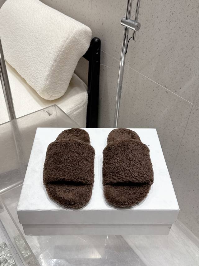 代购级 25Ss新款秋冬The Row 萌萌羊羔毛拖鞋 秋冬时尚百搭休闲潮流羊毛拖 海外代购版本，爆款一个接着一个，冬天 还是需要一双保暖时尚洋气百搭的羊毛拖鞋